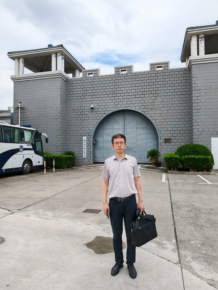 2025年7月31日，天倪律所蚂蚁刑辩团队律师张志华、王鑫前往上海市浦东新区看守所会见诈骗案当事人凌某，这是介入该案后的首次会见，随后前往上海市公安局浦东分局刑警大队了解案情，申请取保候审