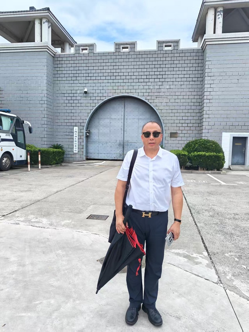 2025年7月31日，天倪律所蚂蚁刑辩团队律师张志华、王鑫前往上海市浦东新区看守所会见诈骗案当事人凌某，这是介入该案后的首次会见，随后前往上海市公安局浦东分局刑警大队了解案情，申请取保候审