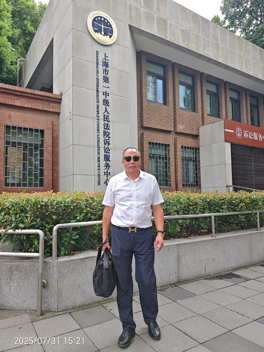 2025年7月31日，天倪律所蚂蚁刑辩团队律师张志华、王鑫前往上海市第一中级人民法院就徐某诈骗案二审与法官沟通案情，强化辩护观点