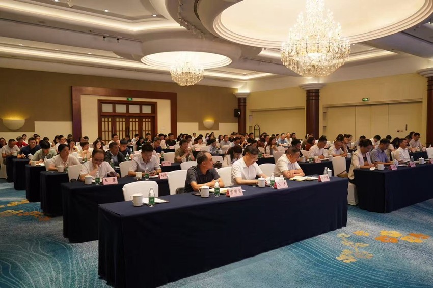 2025年8月2日，天倪律所蚂蚁刑辩团队张志华律师、李梦涵律师出席江苏省律师协会职务犯罪案件办理实务培训会，张志华律师以《贪污贿赂案件疑难问题辩析》为主题进行报告