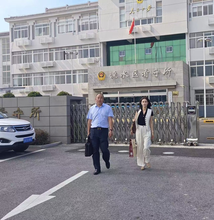 2025年8月4日，天倪律所蚂蚁刑辩团队律师张志华、贺诗岚前往南京市溧水区看守所会见受贿、挪用公款案被告人张某某