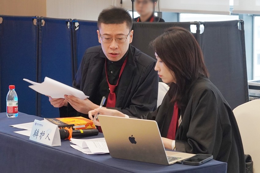 2025年8月9日,天倪律所蚂蚁刑辩团队律师参加江苏省第二届金陵律师执业技能大赛,在刑事模拟庭审和刑事文书比赛中各放异彩
