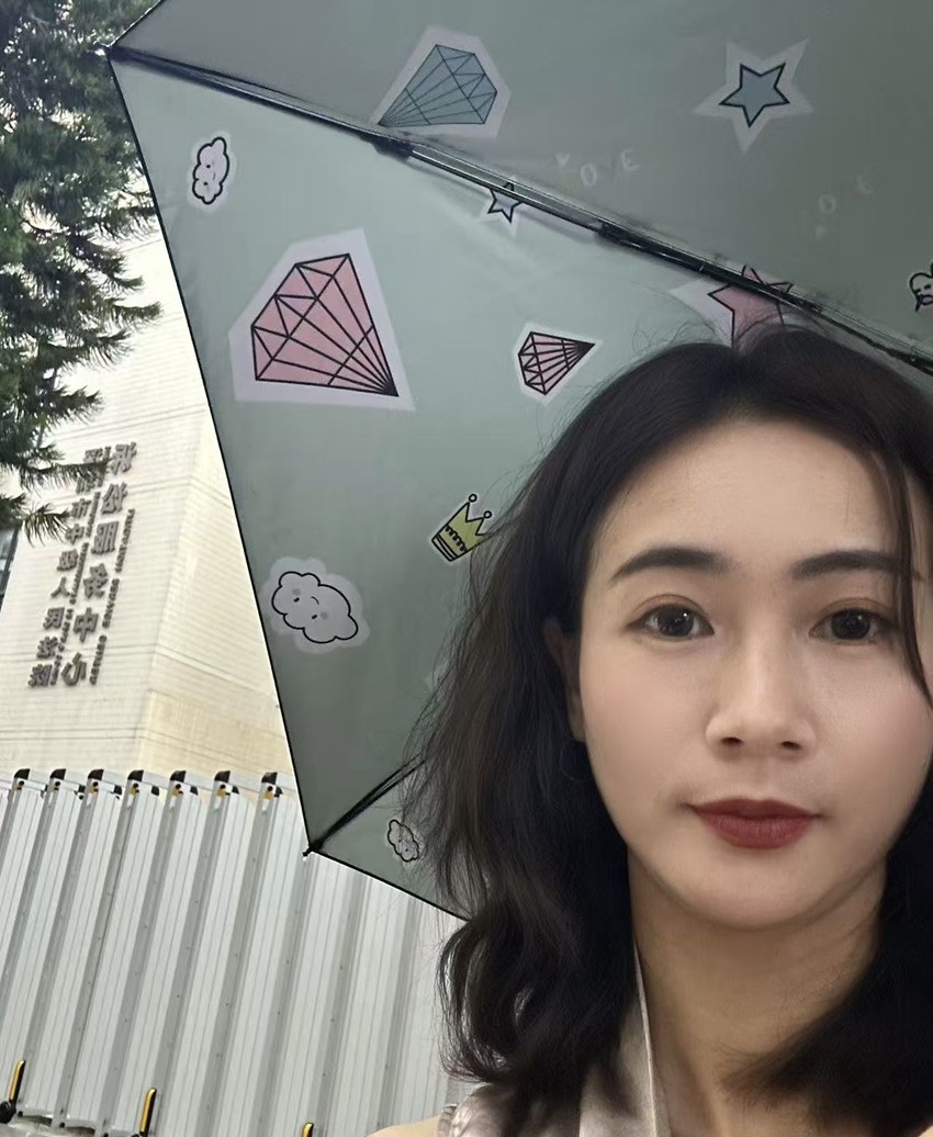 2025年8月14日，天倪律所蚂蚁刑辩团队律师贺诗岚前往深圳市中级人民法院就某证券行政处罚行政诉讼案件与法官沟通