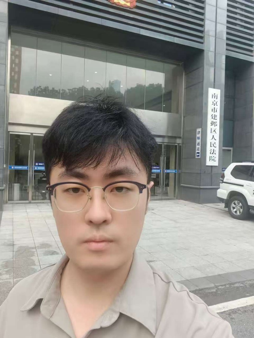 2025年8月18日，天倪律所蚂蚁刑辩团队律师贾子巍前往南京市建邺区人民法院就某公司劳动争议案件开庭