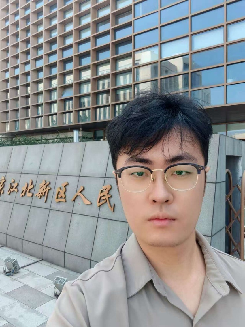 2025年8月19日，天倪律所蚂蚁刑辩团队律师贾子巍前往南京江北新区人民法院领取朱某非国家工作人员受贿案补充起诉书