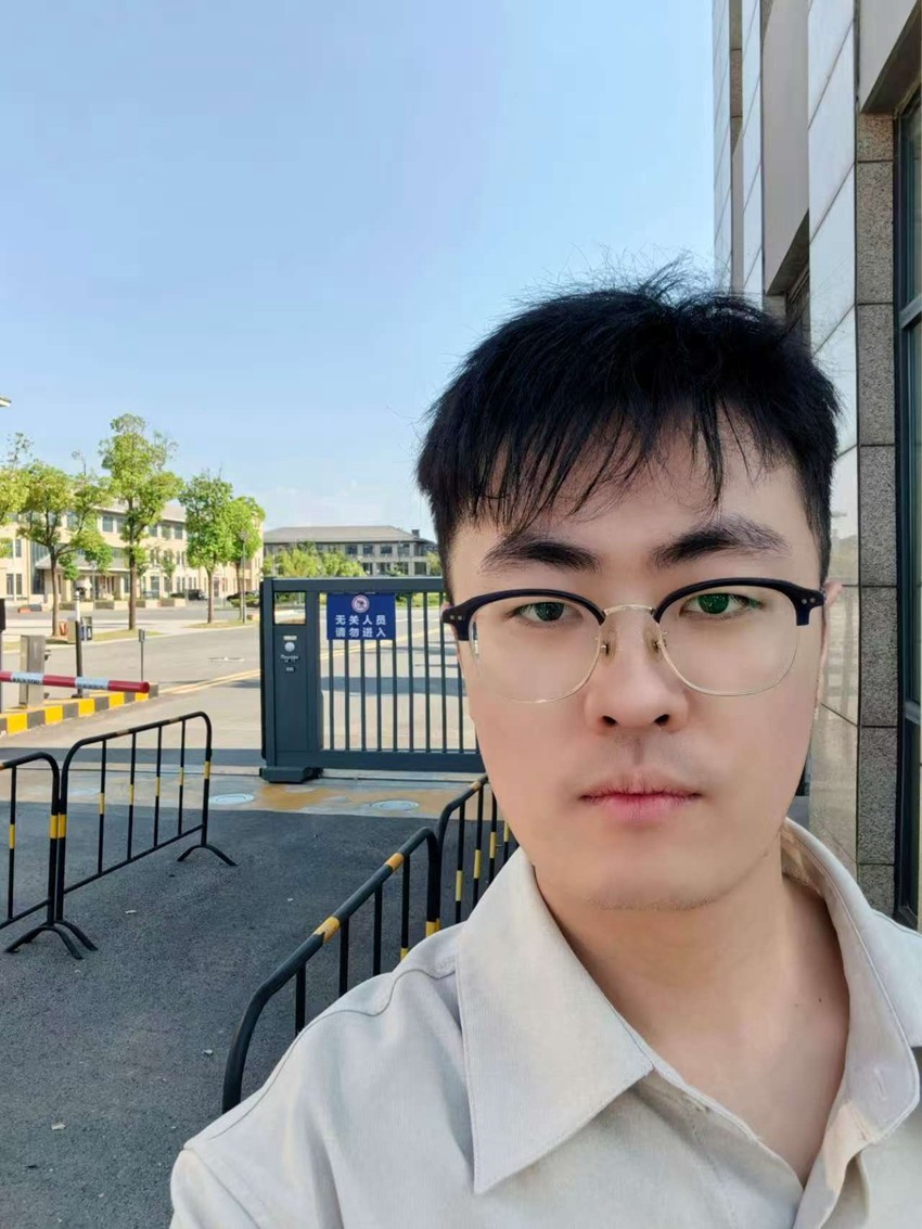 2025年8月22日，天倪律所蚂蚁刑辩团队律师贾子巍前往南京市第四看守所会见利用影响力受贿、非国家工作人员受贿案当事人朱某