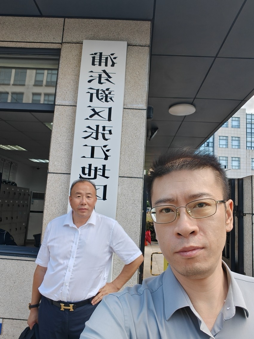 2025年8月25日，天倪律所蚂蚁刑辩团队律师张志华、王鑫前往上海市浦东新区看守所会见诈骗案当事人凌某，并前往浦东新区张江地区人民检察院就此案进行沟通