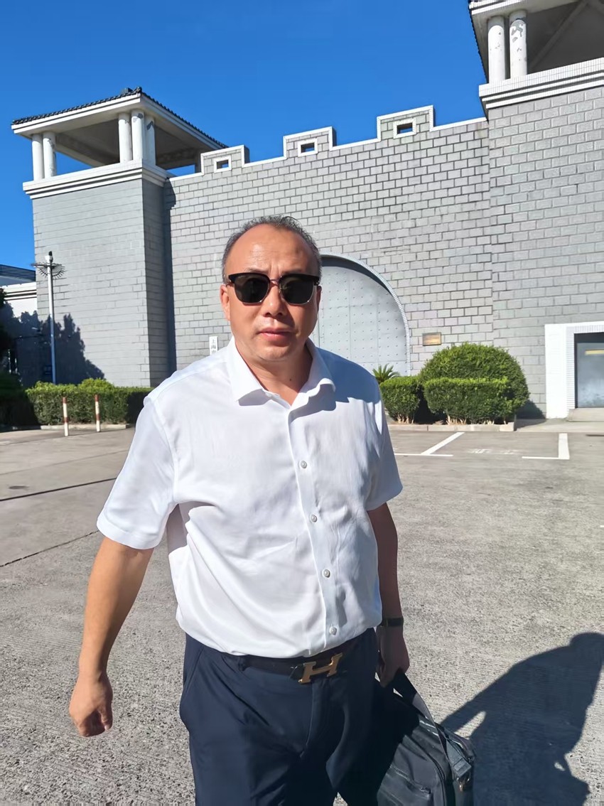 2025年8月28日，天倪律所蚂蚁刑辩团队律师张志华、王鑫前往上海市浦东新区看守所会见诈骗案嫌疑人凌某某