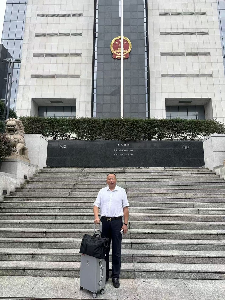 2025年9月1日，天倪律所蚂蚁刑辩团队律师张志华、邱天（实习）前往南京市中级人民法院就某建设工程合同纠纷开庭