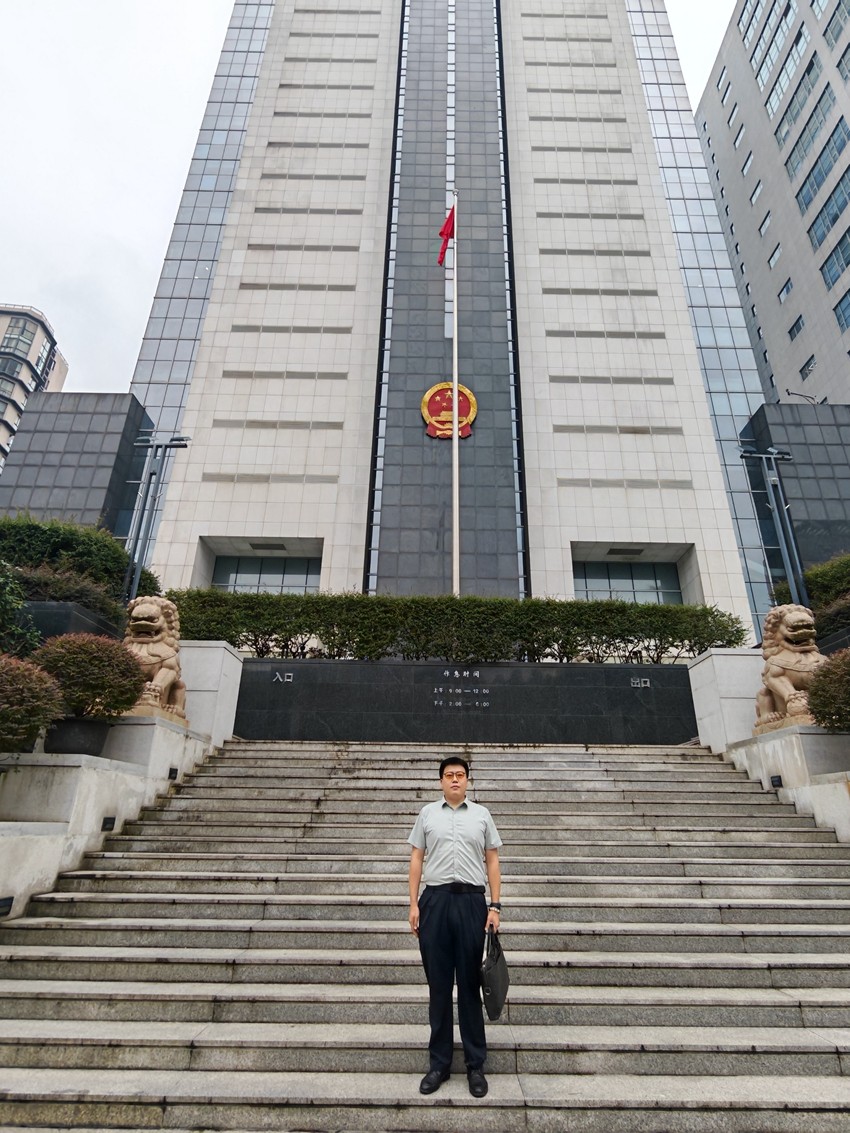 2025年9月1日，天倪律所蚂蚁刑辩团队律师张志华、邱天（实习）前往南京市中级人民法院就某建设工程合同纠纷开庭