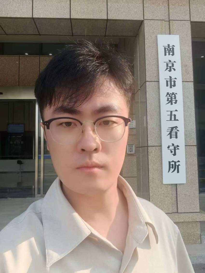 2025年9月2日，天倪律所蚂蚁刑辩团队律师贾子巍前往南京市第四看守所会见利用影响力受贿、非国家工作人员受贿案当事人朱某