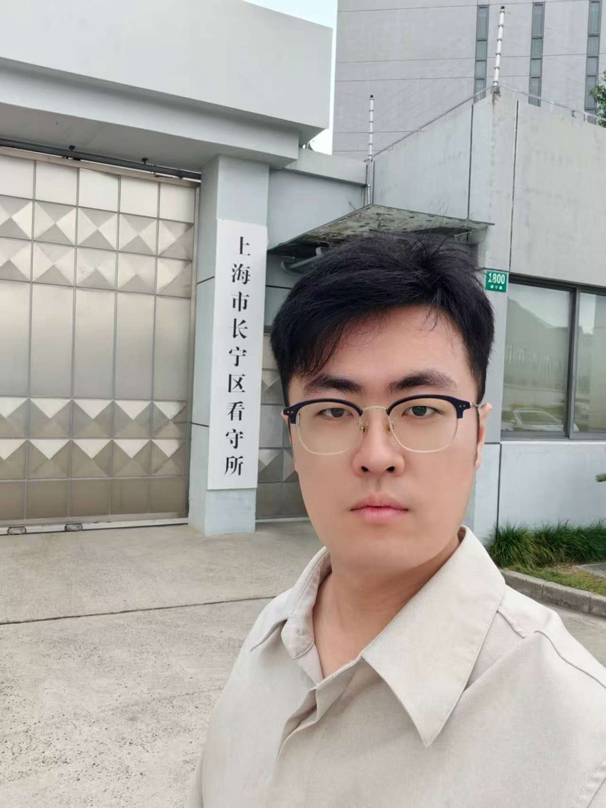 2025年9月9日，天倪律所蚂蚁刑辩团队律师张志华、贾子巍上午于上海市长宁区看守所会见诈骗案当事人徐某；下午前往上海市第一中级人民法院就该案开庭