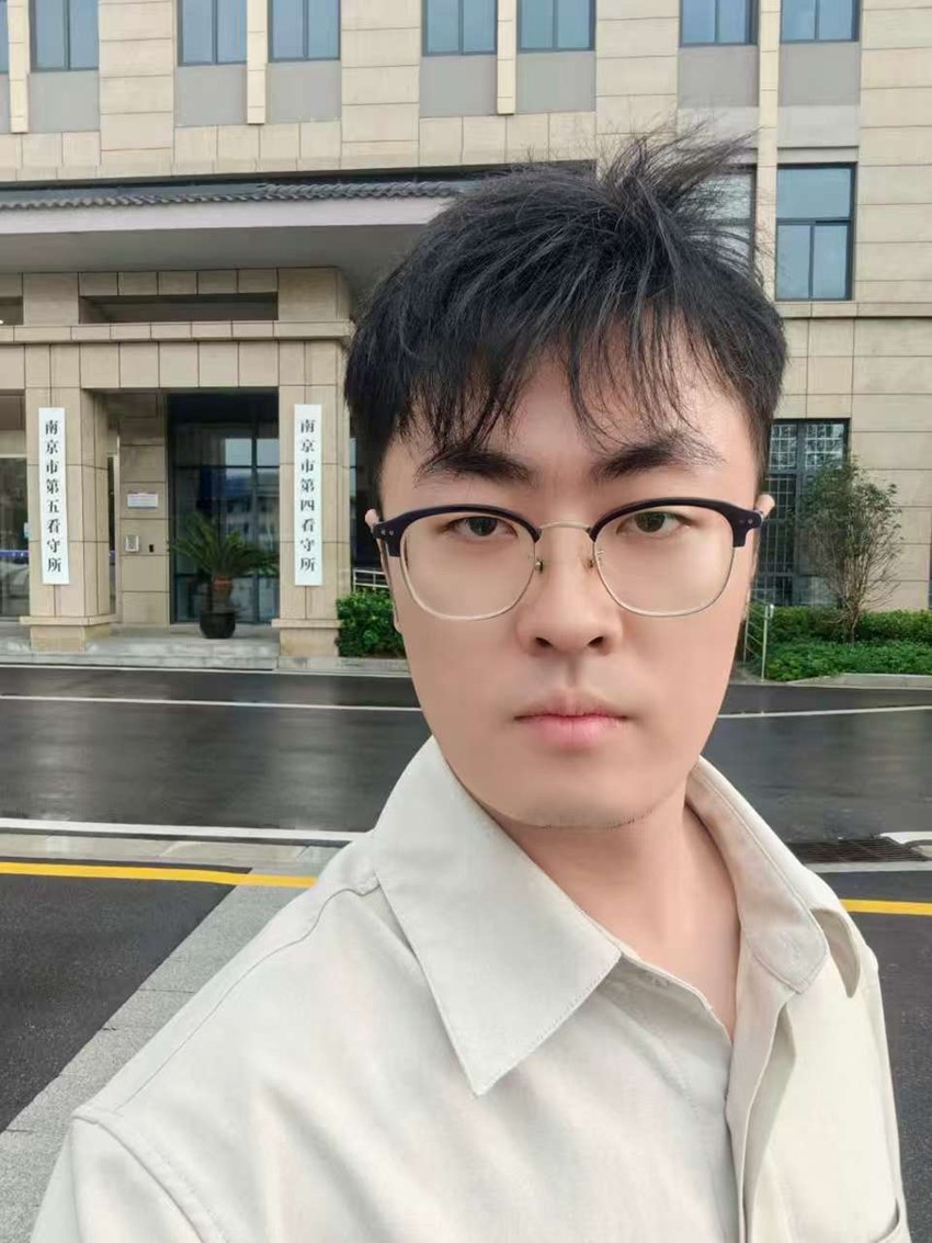2025年9月12日，天倪律所蚂蚁刑辩团队律师贾子巍前往南京市第四看守所会见利用影响力受贿、非国家工作人员受贿案当事人朱某