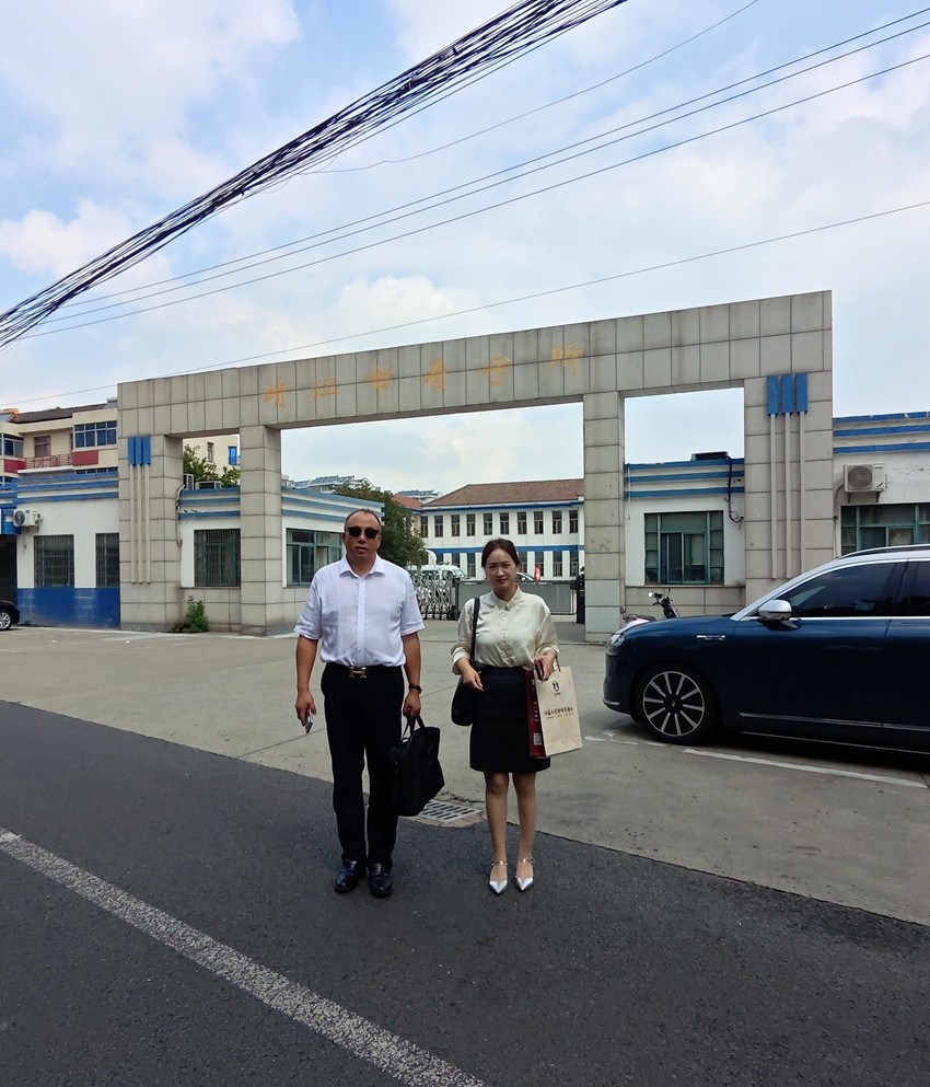 2025年9月23日，天倪律所蚂蚁刑辩团队律师张志华、李梦涵前往靖江市看守所会见利用影响力受贿案当事人范某，并前往靖江市人民检察院与检察官沟通
