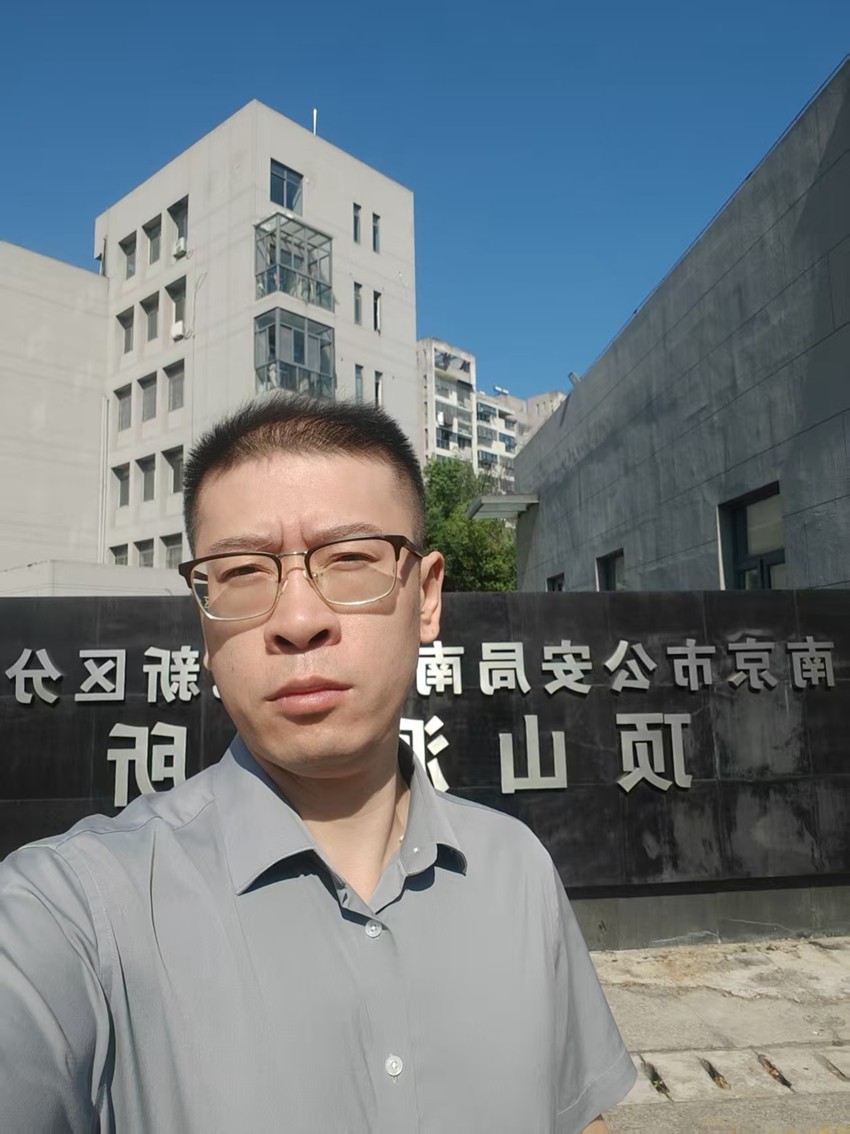 2025年10月10日，天倪律所蚂蚁刑辩团队律师王鑫前往顶山派出所就王某被故意伤害案与承办警官沟通案情