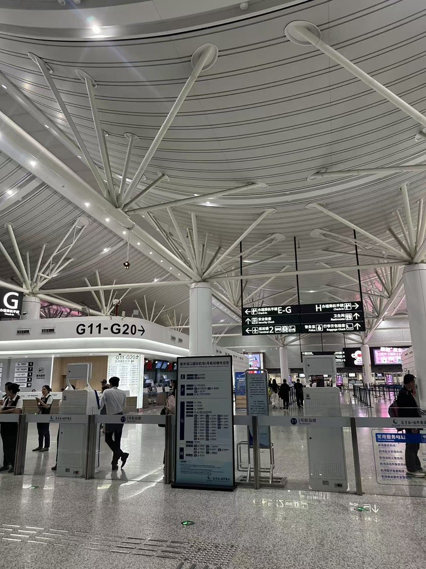 2025年10月14日，天倪律所蚂蚁刑辩团队律师贺诗岚前往深圳市中级人民法院就某行政案件阅卷