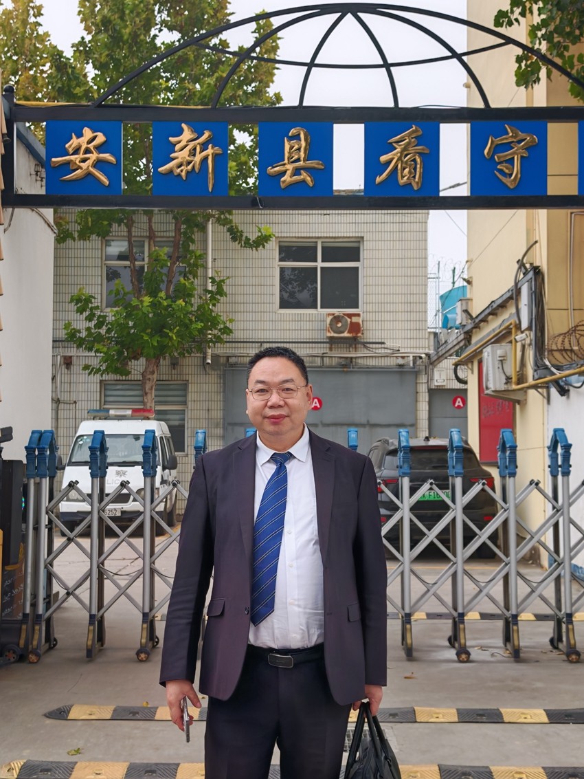 2025年10月29日，天倪律所蚂蚁刑辩团队律师张志华、李良前往河北省安新县看守所会见某受贿案当事人；随后前往安新县人民检察院约见承办检察官