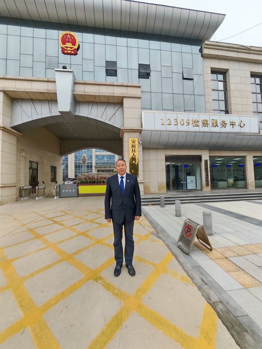 2025年10月29日，天倪律所蚂蚁刑辩团队律师张志华、李良前往河北省安新县看守所会见某受贿案当事人；随后前往安新县人民检察院约见承办检察官