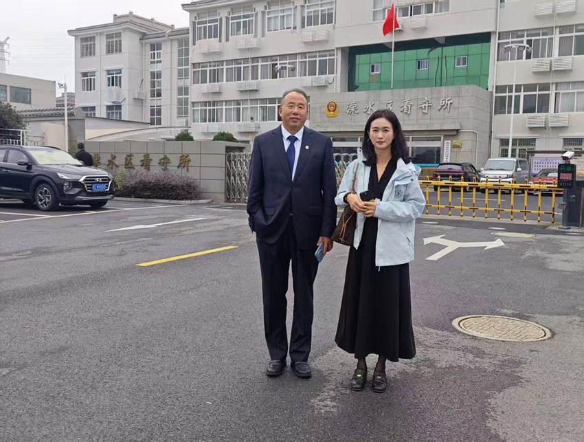 2025年10月31日，天倪律所蚂蚁刑辩团队律师张志华、贺诗岚前往南京市溧水区看守所会见受贿案当事人张某